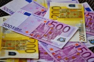 The mere fact that a contract is in foreign currency does not make a dispute arising a foreign exchange matter. euro bills